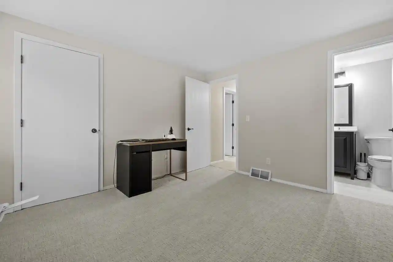 Listing Photo 5 - Condo for sale in building located at 950 Woodridge Ct Ct, Lake Geneva, WI 53147 - Unit #5B