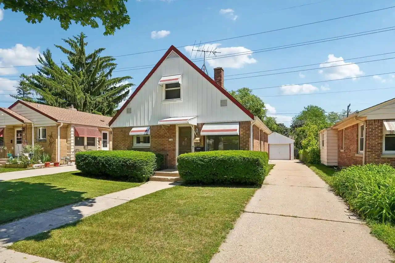 Homes for sale in Glendale, WI | 5740 N Dexter Avenue Avenue, Glendale, WI 53209 | MLS# 1968175