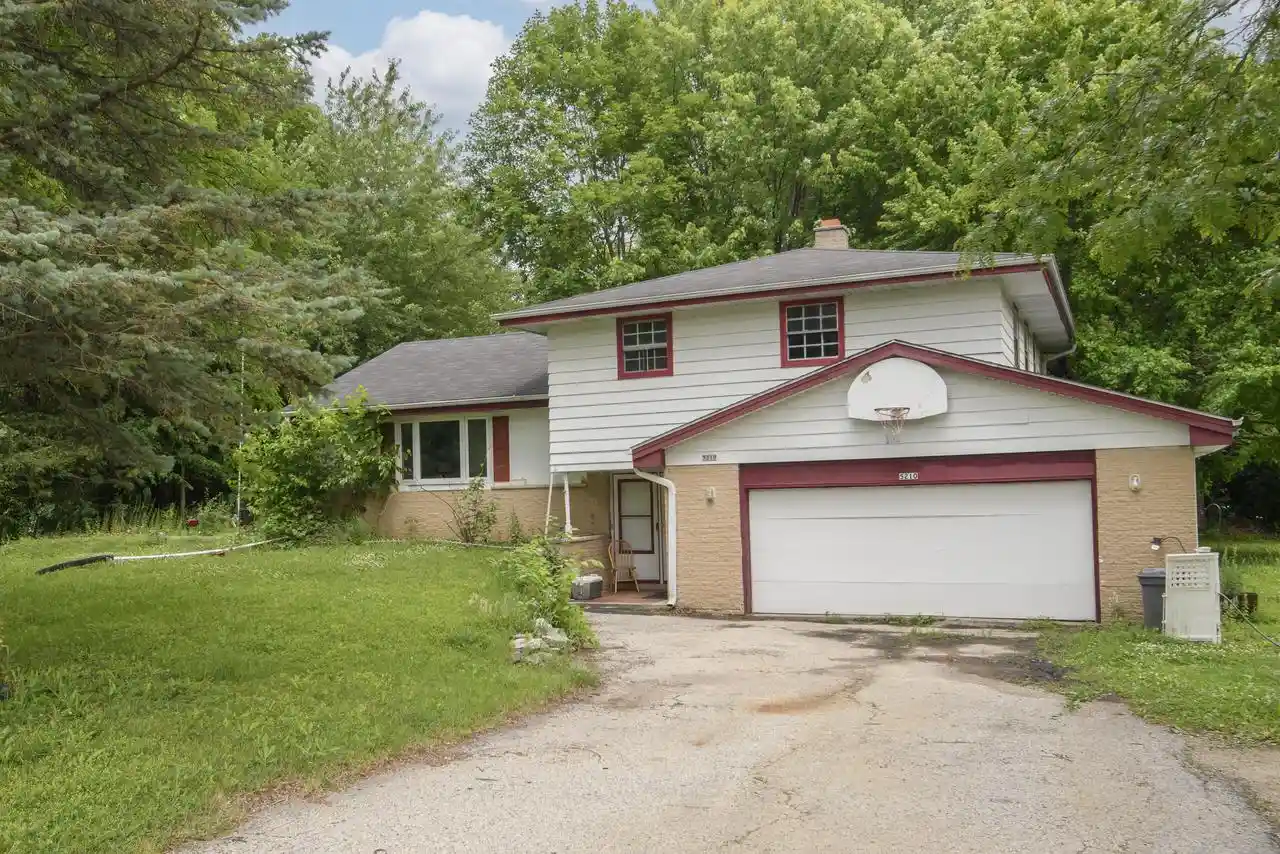 Homes for sale in New Berlin, WI | 5210 S Balboa Dr Dr, New Berlin, WI 53151 | MLS# 1968177