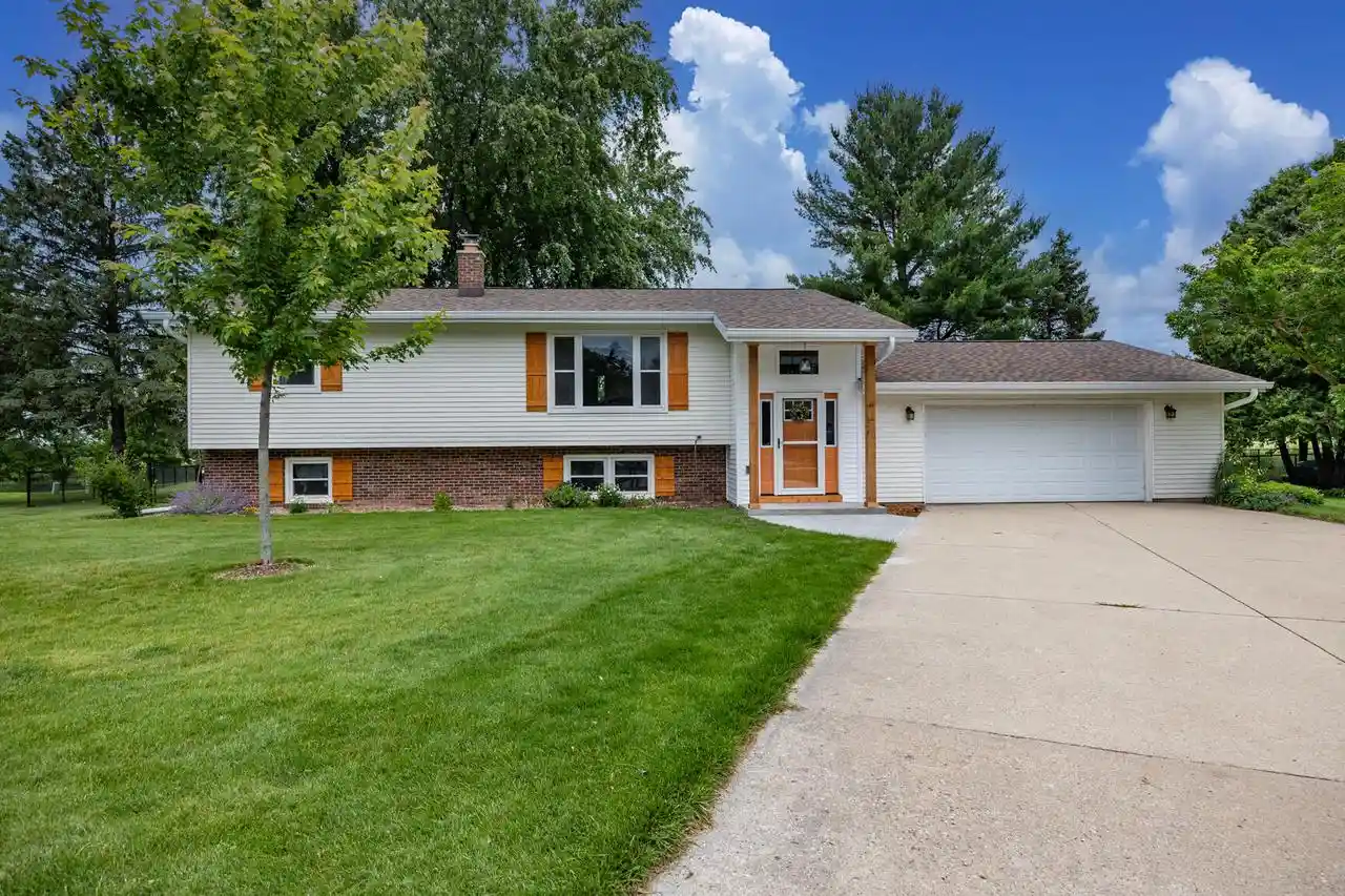 Homes for sale in Horicon, WI | 918 Sunset Lane Lane, Horicon, WI 53032 | MLS# 1968182