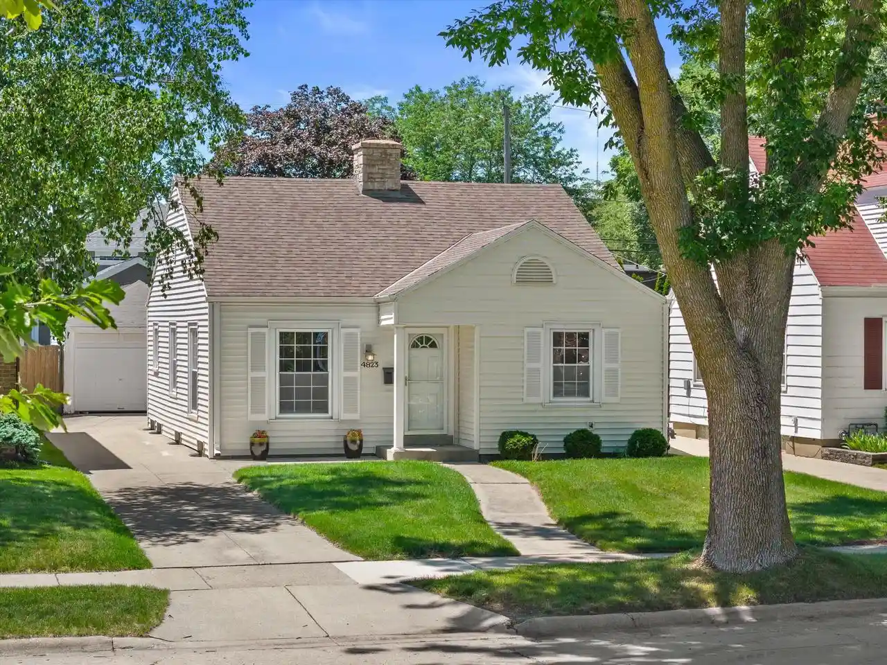 Homes for sale in Whitefish Bay, WI | 4823 N Hollywood Avenue Avenue, Whitefish Bay, WI 53217 | MLS# 1968192