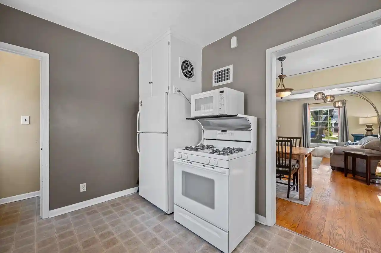 Homes for sale in Whitefish Bay, WI | 4823 N Hollywood Avenue Avenue, Whitefish Bay, WI 53217 | MLS# 1968192