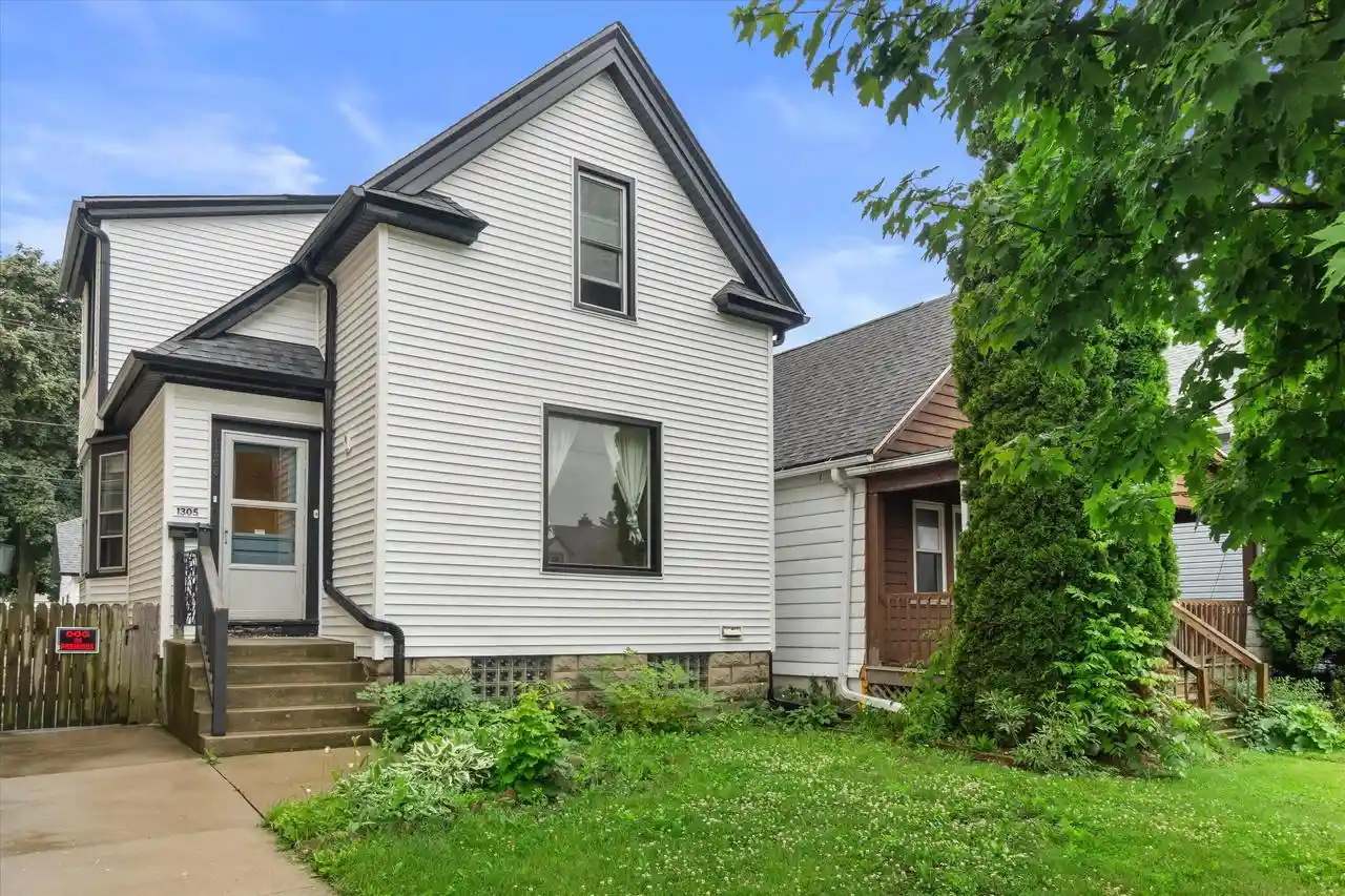 Homes for sale in South Milwaukee, WI | 1305 Michigan Avenue Avenue, South Milwaukee, WI 53172 | MLS# 1968210