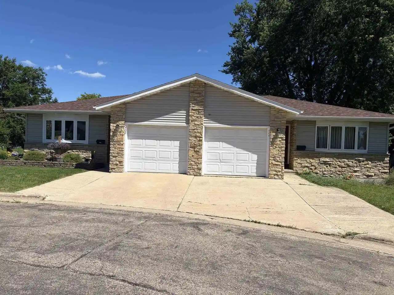 Homes for sale in Dodgeville, WI | 400 Lora Court Court, Dodgeville, WI 53533 | MLS# 2026409
