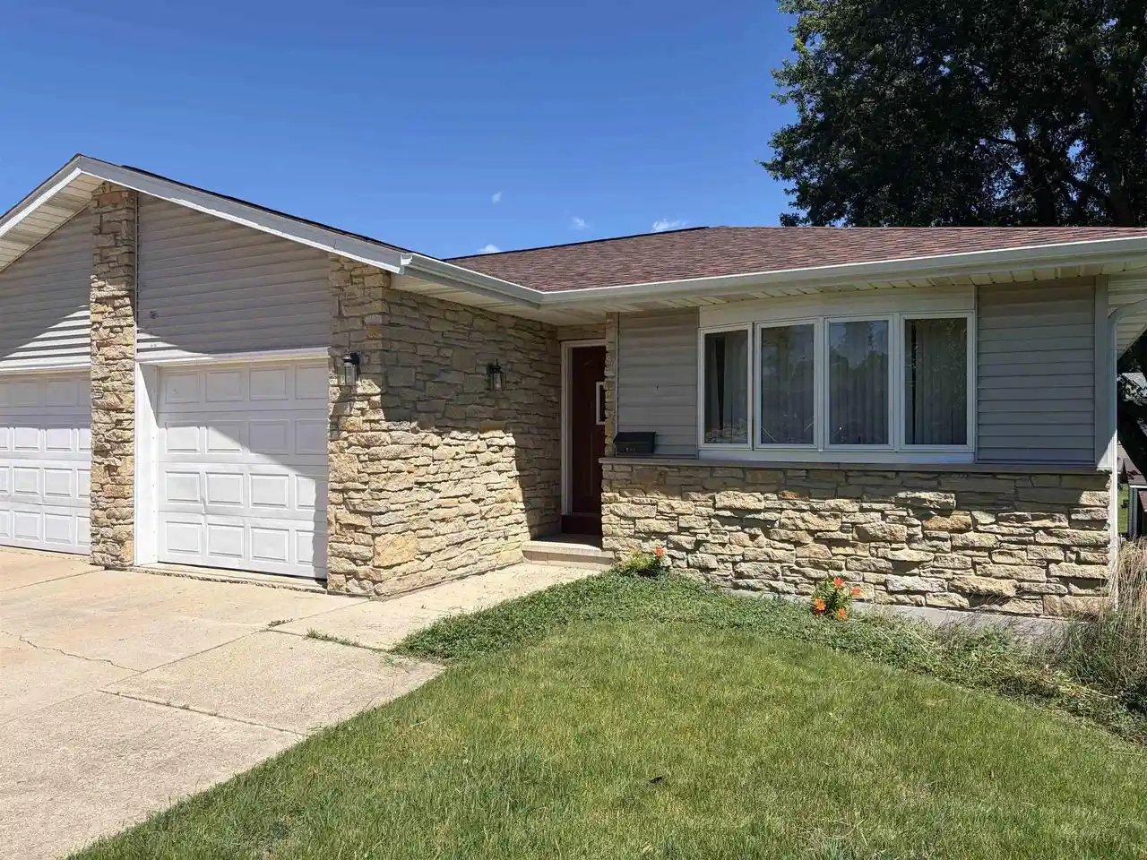 Homes for sale in Dodgeville, WI | 400 Lora Court Court, Dodgeville, WI 53533 | MLS# 2026409