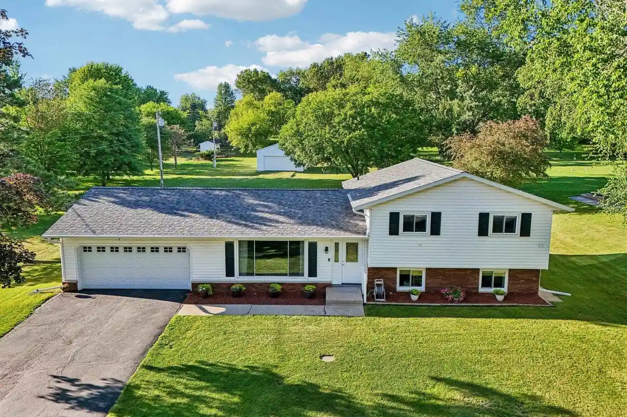 Homes for sale in Pardeeville, WI | W7810 Star Court Road Road, Pardeeville, WI 53954 | MLS# 2026202