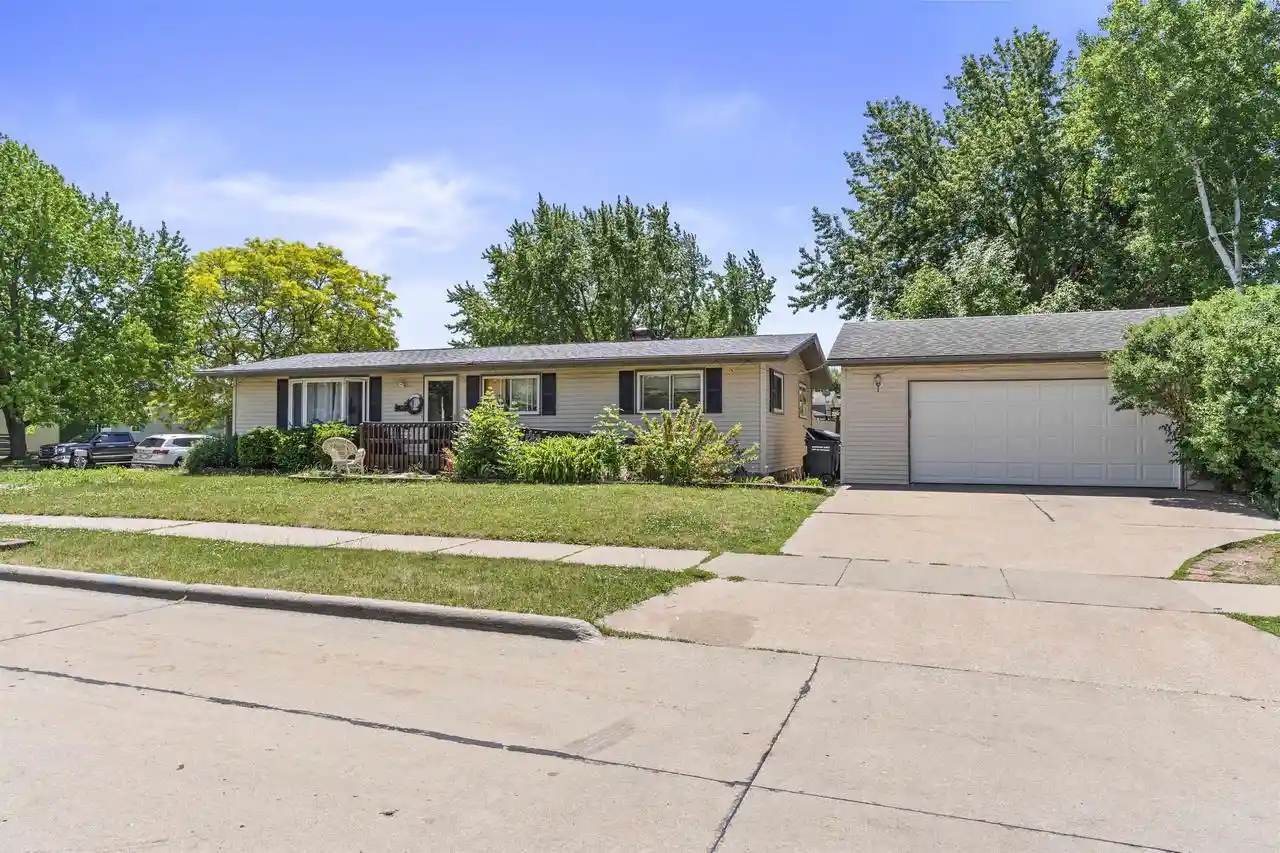 Photo 4 of Single family home for sale at 1602 Thornton Dr Dr, Oshkosh, WI 54904 | MLS# 50327778 | Listing updated on 2026-08-03