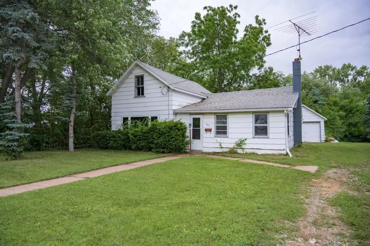 Homes for sale in Mauston, WI | 909 W State Street Street, Mauston, WI 53948 | MLS# 2026195