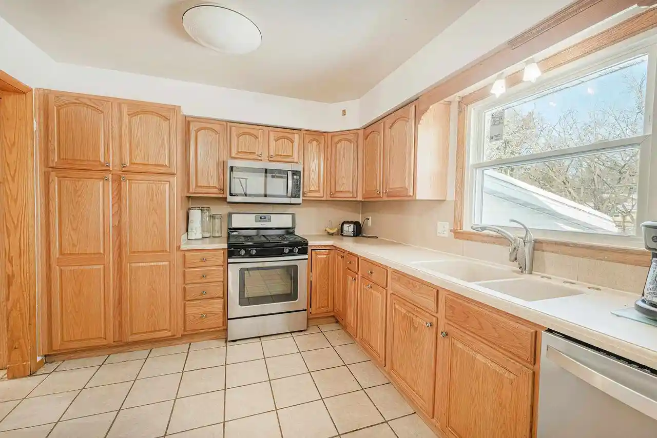 3rd image of 1734 Oakview Dr Dr, Stoughton, WI 53589 | MLS# 2026450
