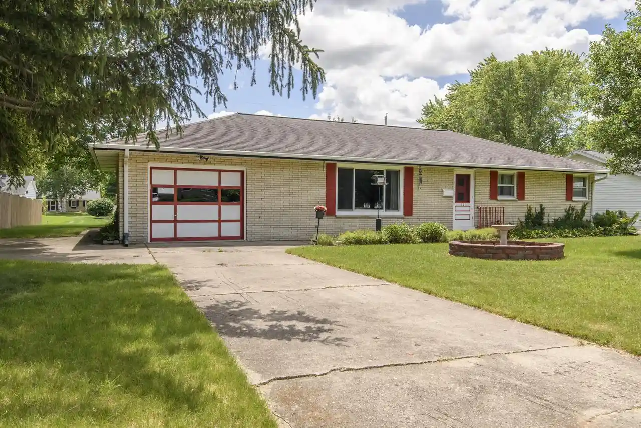 1st image of 321 Macarthur Dr Dr, Mukwonago, WI 53149 | MLS# 1968586