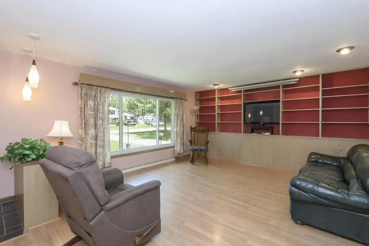 2nd image of 321 Macarthur Dr Dr, Mukwonago, WI 53149 | MLS# 1968586