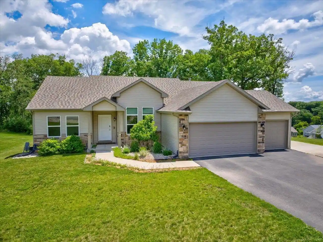1st image of 932 E Lauderdale Court Court, Edgerton, WI 53534 | MLS# 2026480