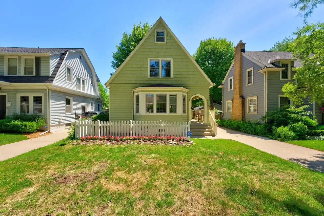 Homes for sale in Whitefish Bay, WI | 5532 N Lydell Avenue Avenue, Whitefish Bay, WI 53217 | MLS# 1968623