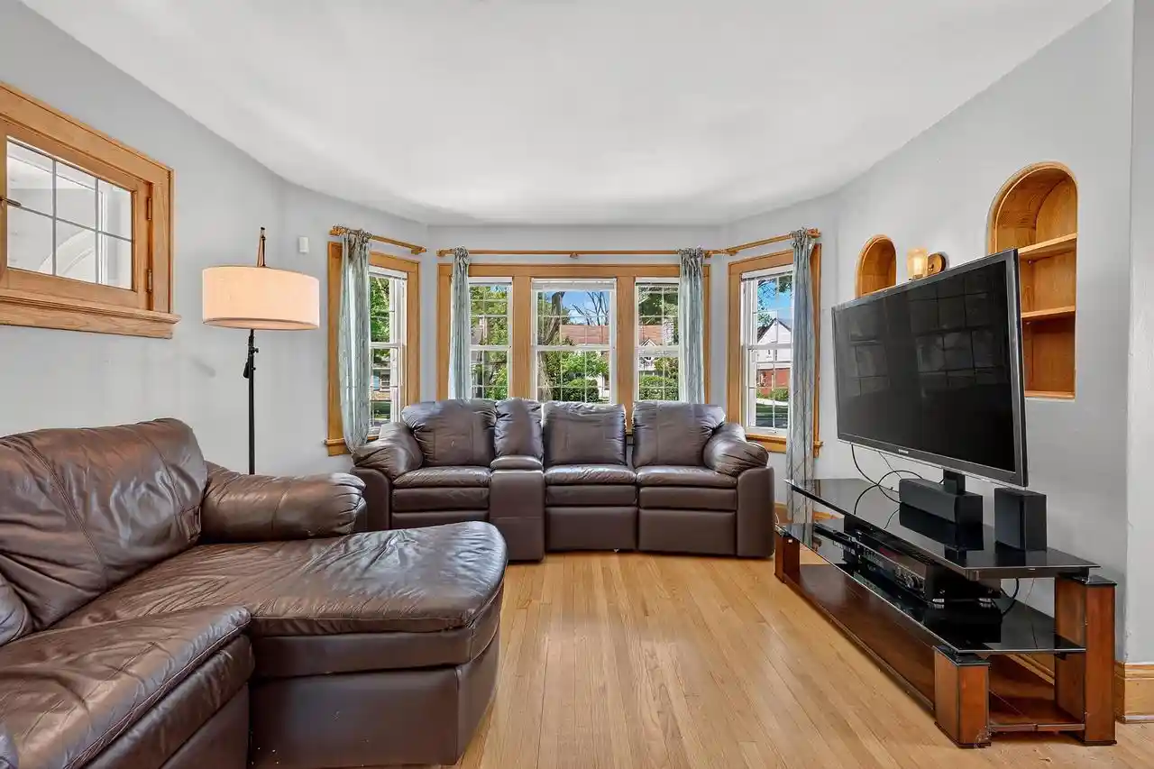 Homes for sale in Whitefish Bay, WI | 5532 N Lydell Avenue Avenue, Whitefish Bay, WI 53217 | MLS# 1968623