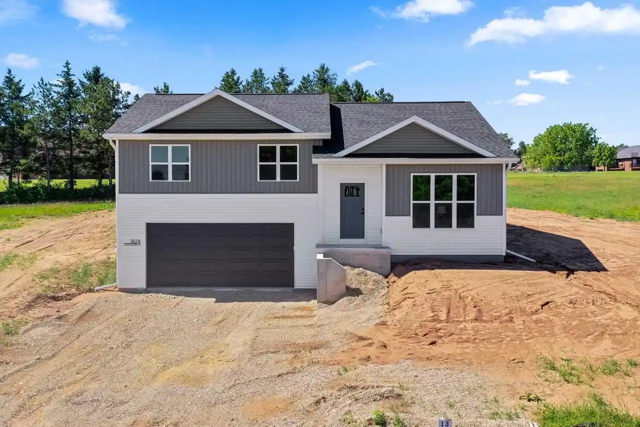 Homes for sale in New London, WI | 1824 Southland Lane Lane, New London, WI 54961 | MLS# 50327831
