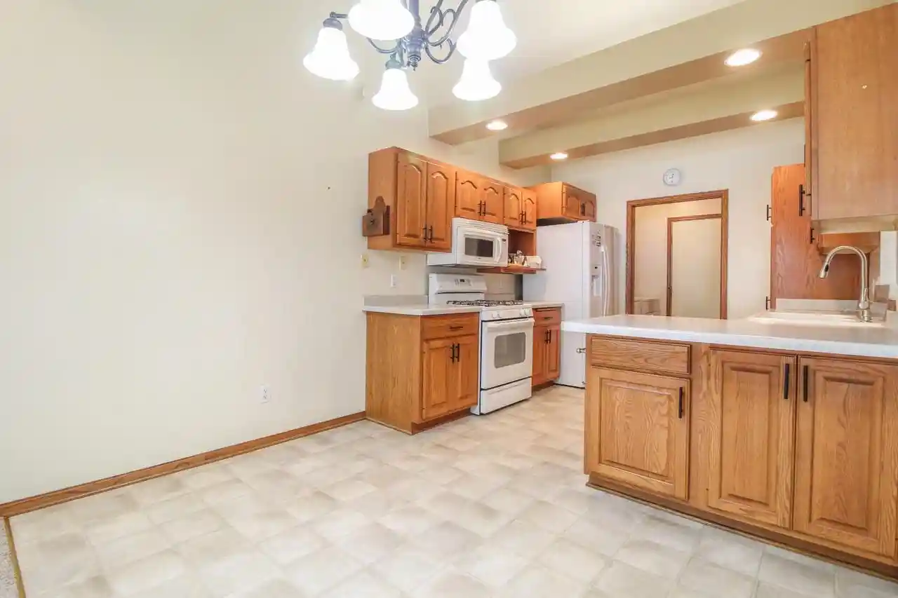 2nd image of 513 Woodland Dr Dr, Jefferson, WI 53549 | MLS# 1968676