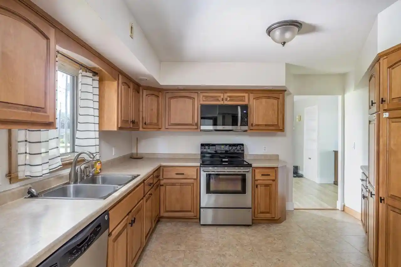3rd image of 2674 Woodcrest Dr Dr, Neenah, WI 54956 | MLS# 50327938