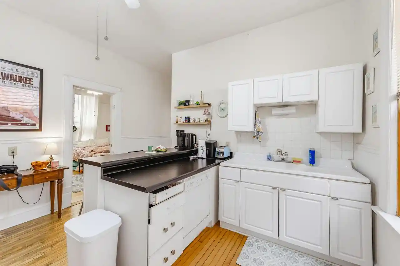 Listing Photo 4 - Condo for sale in building located at 1920 N Oakland Ave Ave, Milwaukee, WI 53202 - Unit #1922