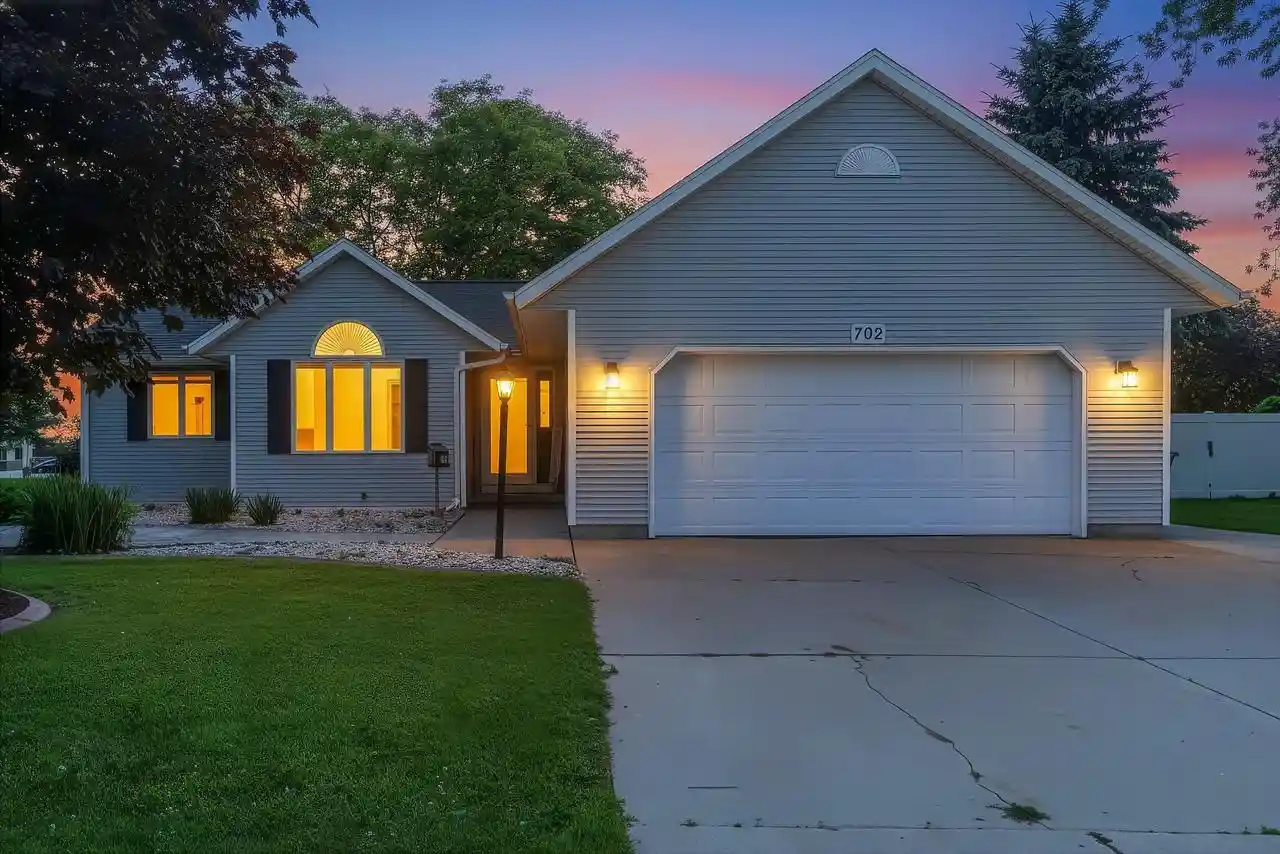Homes for sale in Pulaski, WI | 702 Carol Lane Lane, Pulaski, WI 54162 | MLS# 50327988