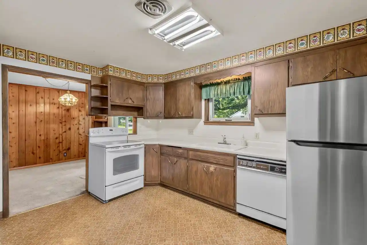 Homes for sale in Greenfield, WI | 5375 S Tuckaway Dr Dr, Greenfield, WI 53221 | MLS# 1968795