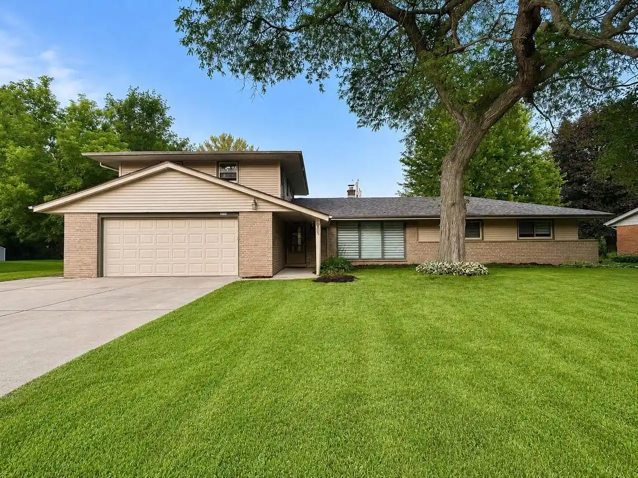 Homes for sale in Glendale, WI | 6964 N Braeburn Lane Lane, Glendale, WI 53209 | MLS# 1968846