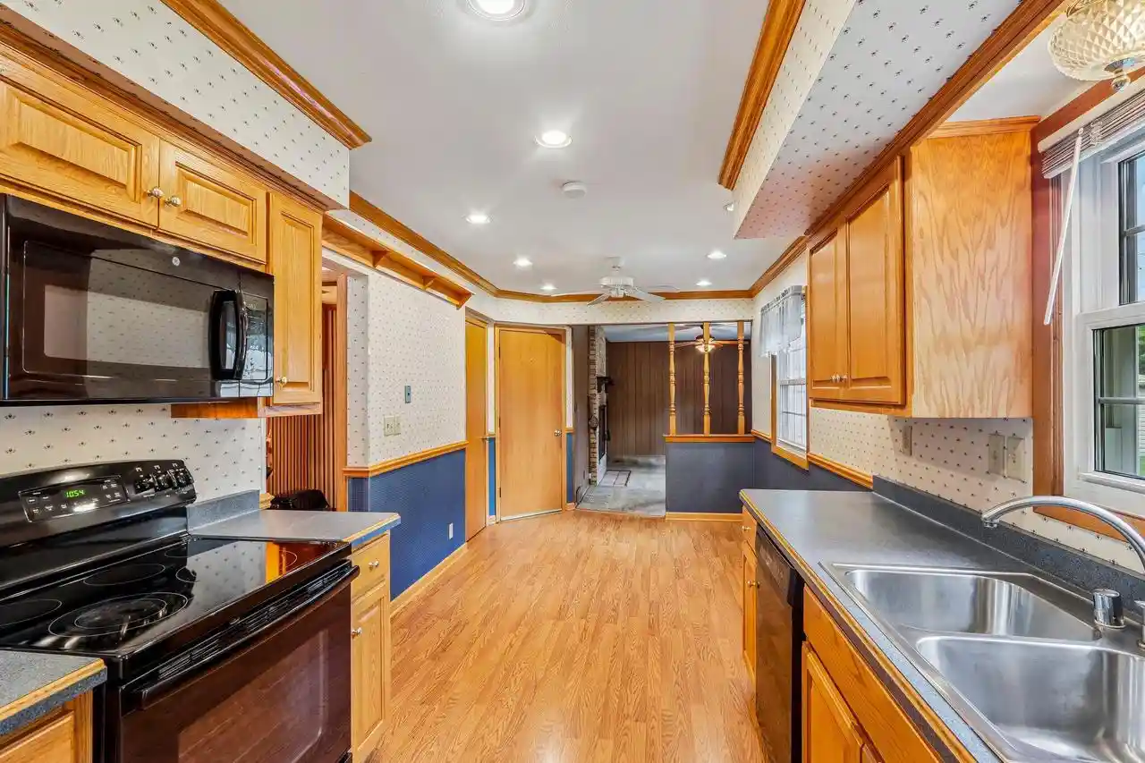 4th image of W173N8514 Robert Avenue Avenue, Menomonee Falls, WI 53051 | MLS# 1968835