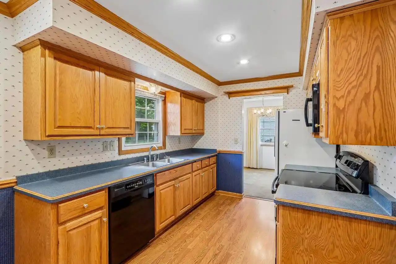 5th image of W173N8514 Robert Avenue Avenue, Menomonee Falls, WI 53051 | MLS# 1968835