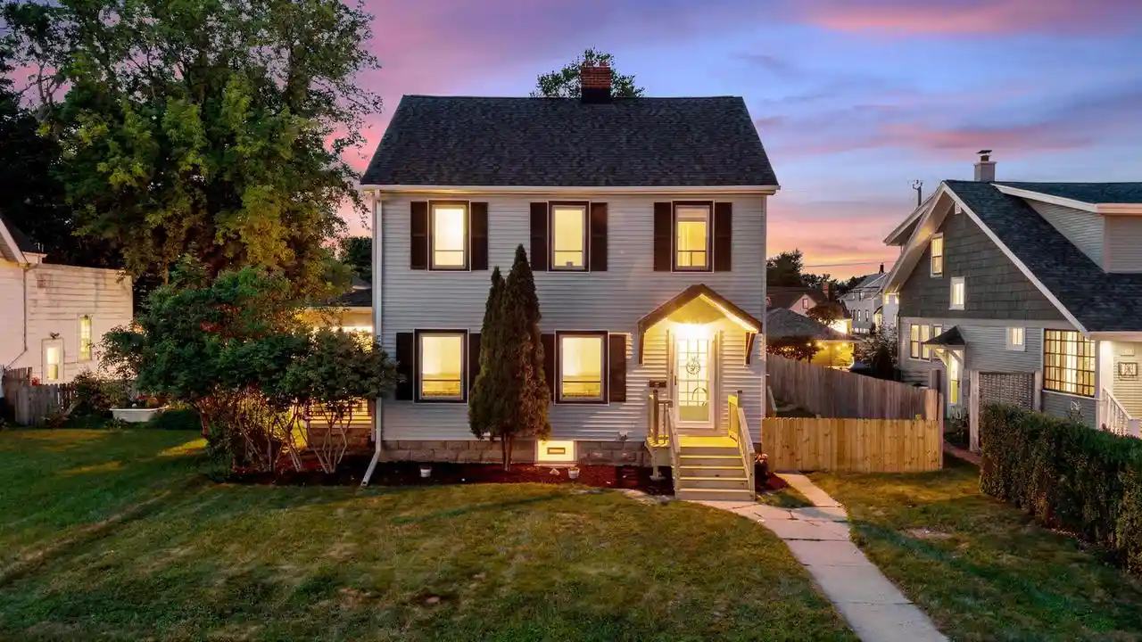 Homes for sale in South Milwaukee, WI | 612 Marquette Avenue Avenue, South Milwaukee, WI 53172 | MLS# 1968859