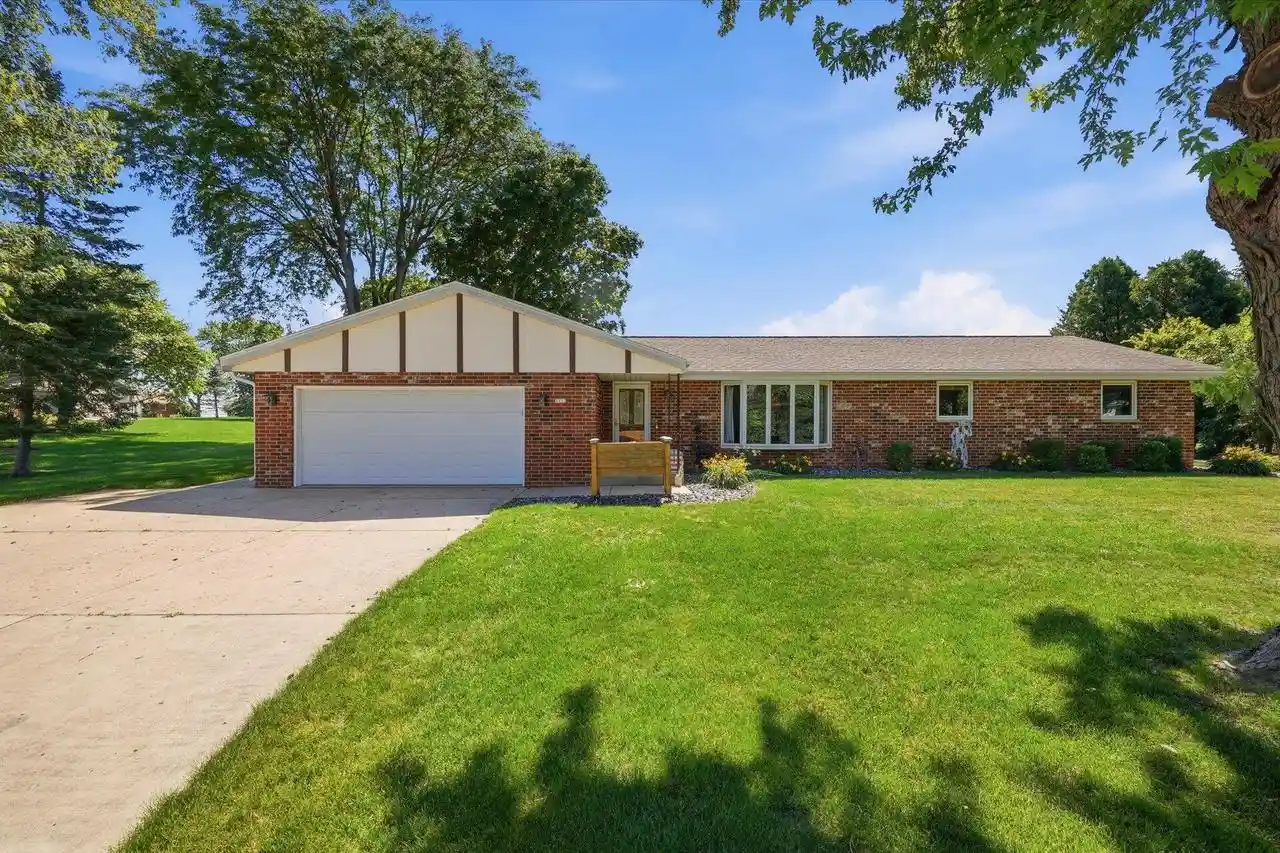 Homes for sale in Hartford, WI | 4112 Mueller Dr Dr, Hartford, WI 53027 | MLS# 1968894