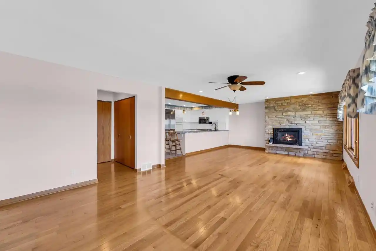 5th image of 141 S Lakeshore Dr Dr, Racine, WI 53403