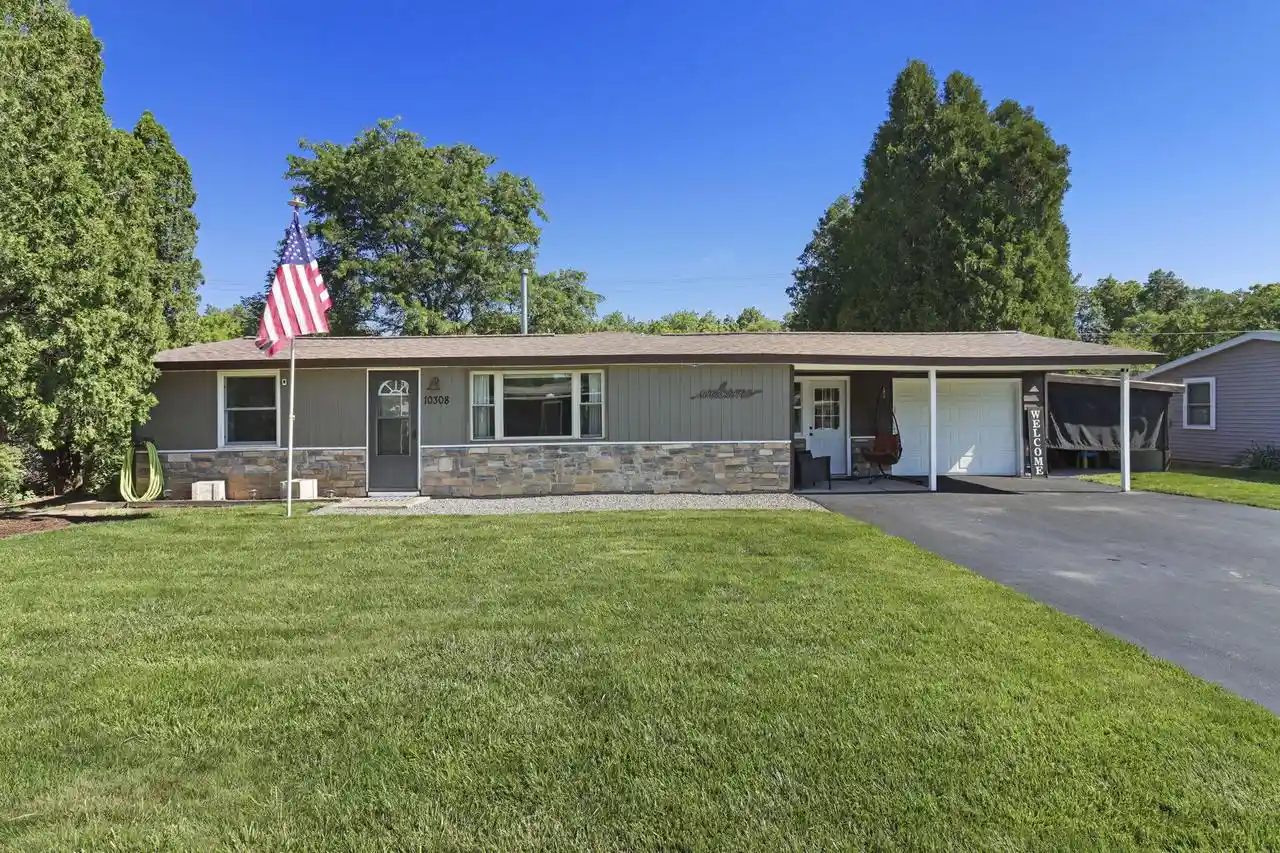 Homes for sale in Caledonia, WI | 10308 Root River Dr Dr, Caledonia, WI 53108 | MLS# 1968952