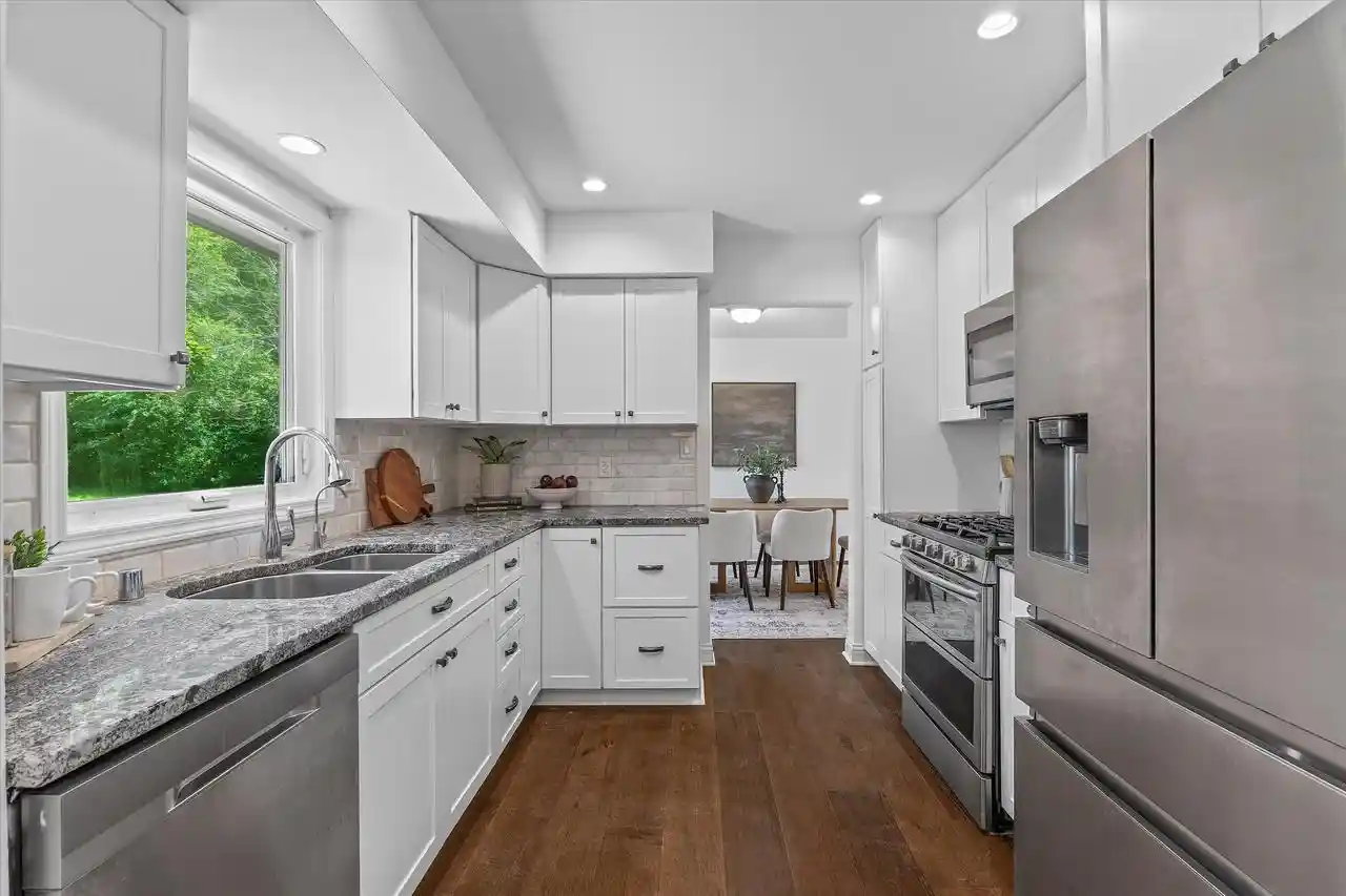 3rd image of 11318 N Glenwood Dr Dr, Mequon, WI 53097 | MLS# 1968983