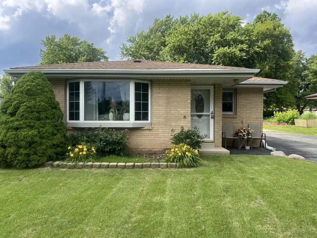 Homes for sale in Greenfield, WI | 5324 W Allerton Avenue Avenue, Greenfield, WI 53220 | MLS# 1969009