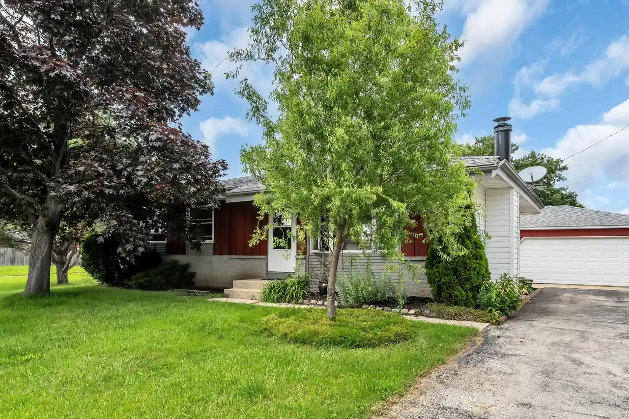 Homes for sale in Racine, WI | 3200 Indian Trail Trail, Racine, WI 53402 | MLS# 1969027
