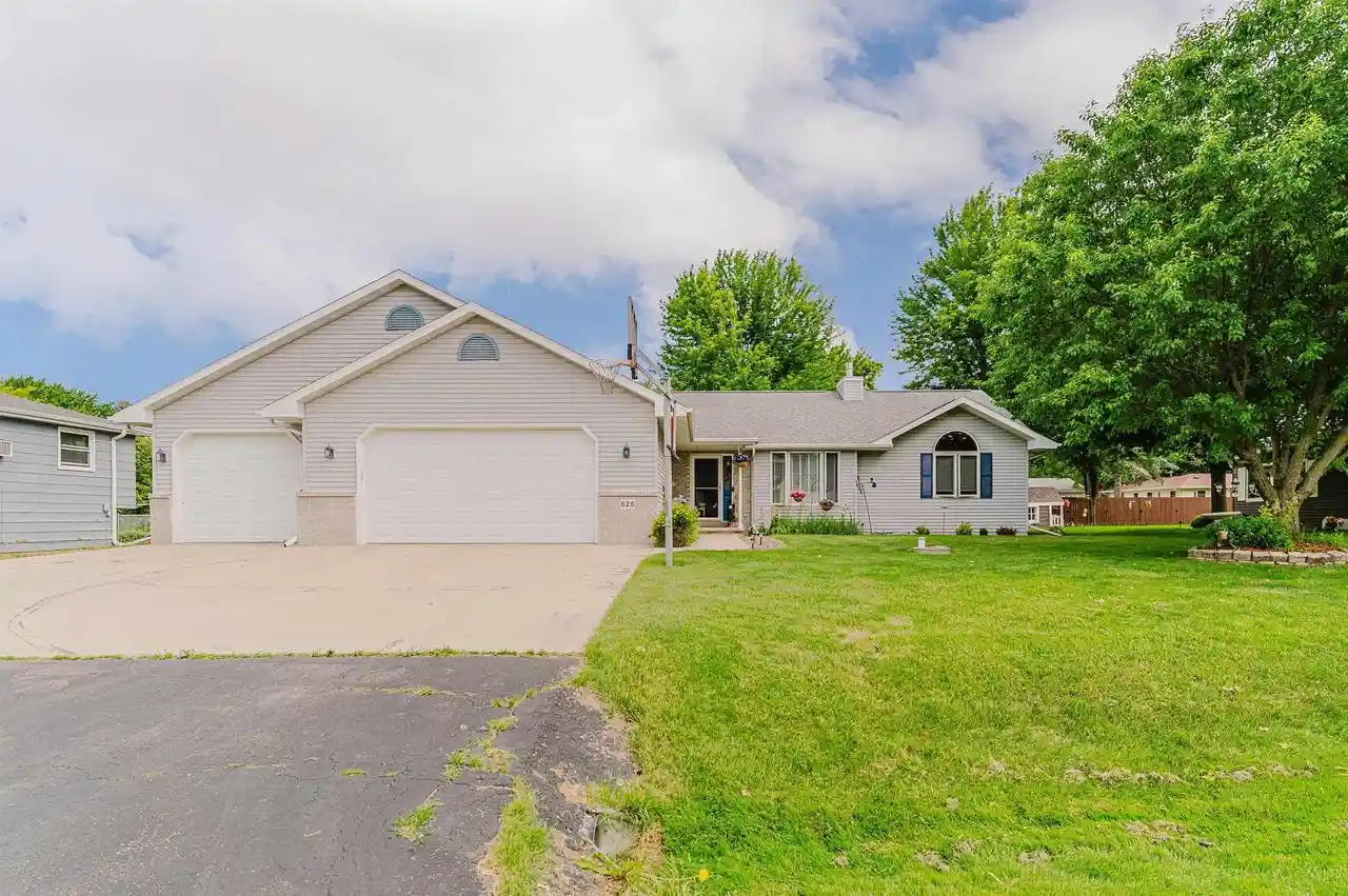 1st image of 620 Courtland Avenue Avenue, Oshkosh, WI 54901 | MLS# 50328091