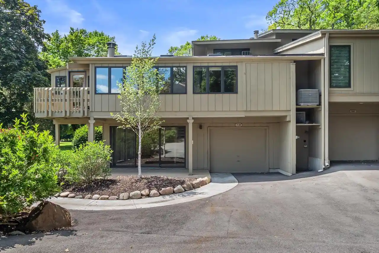 Homes for sale in Fontana, WI | 711 Thornridge Court Court #B, Fontana, WI 53125 | MLS# 1969054