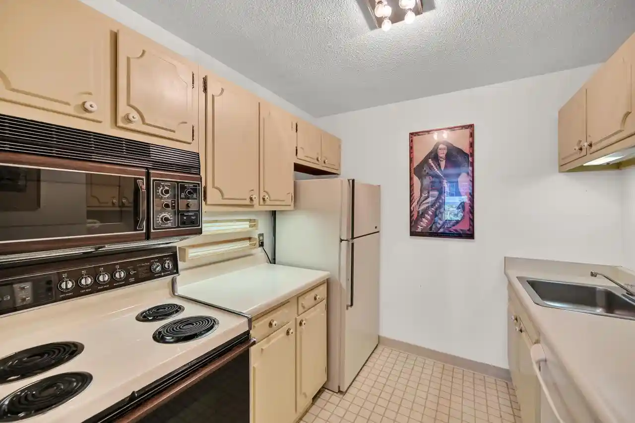 Homes for sale in Milwaukee, WI | 929 N Astor Street Street #403, Milwaukee, WI 53202 | MLS# 1969058