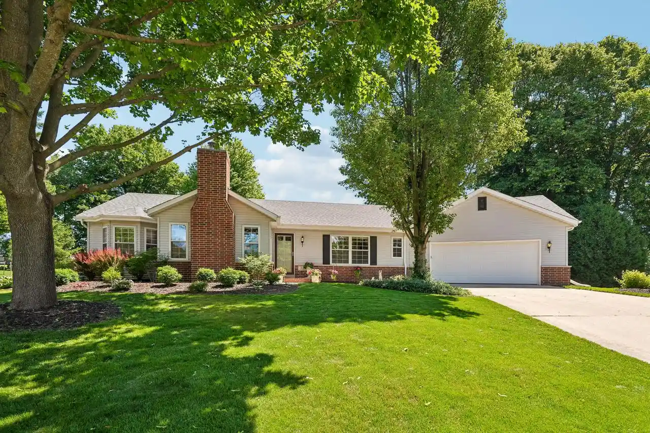 Homes for sale in Cedarburg, WI | W72n540 Cider Mill Court Court, Cedarburg, WI 53012 | MLS# 1969060