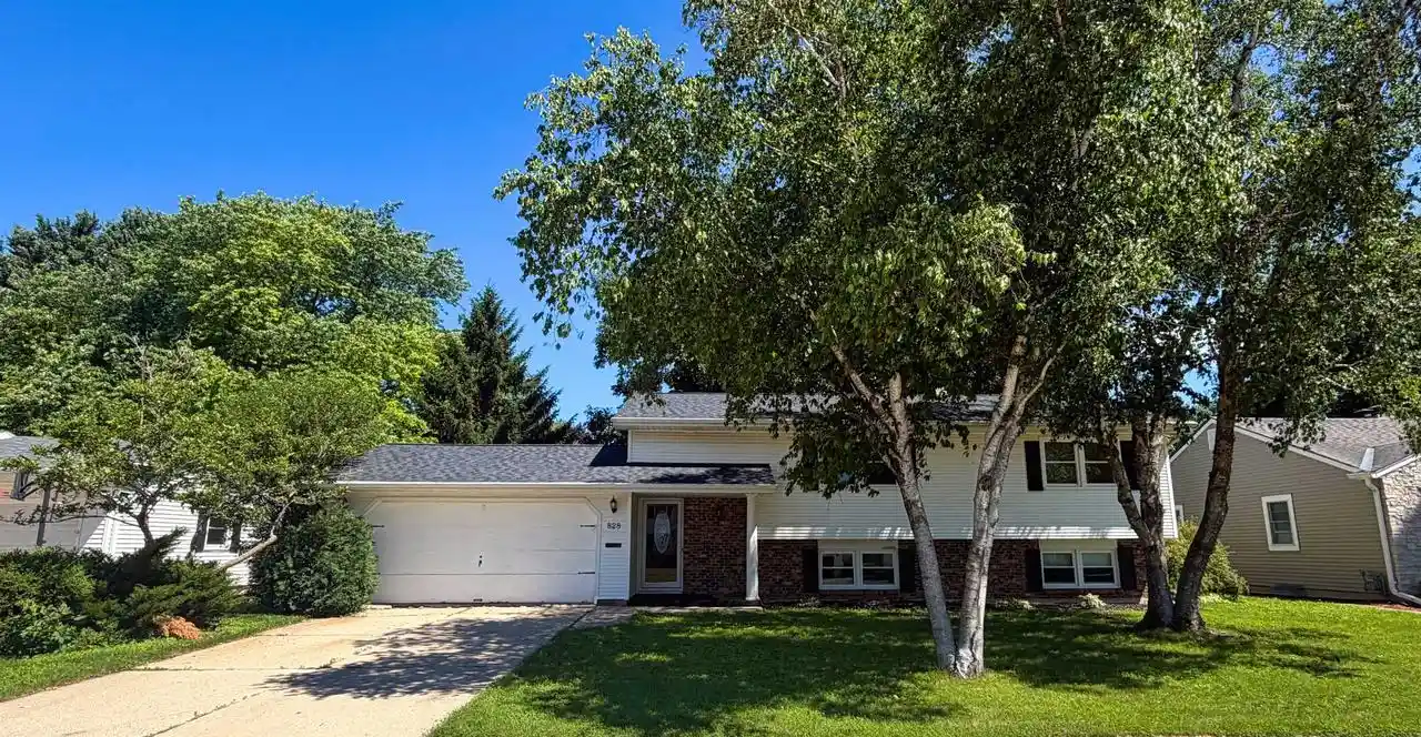 1st image of 828 W 19th Avenue Avenue, Oshkosh, WI 54902 | MLS# 50328167