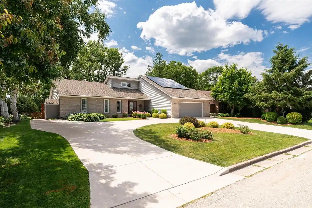 Photo 1 of Sale Pending at 2529 Baumgartner Dr Dr, La Crosse, WI 54603 | MLS# 1969160 | Listing updated on 2026-07-21