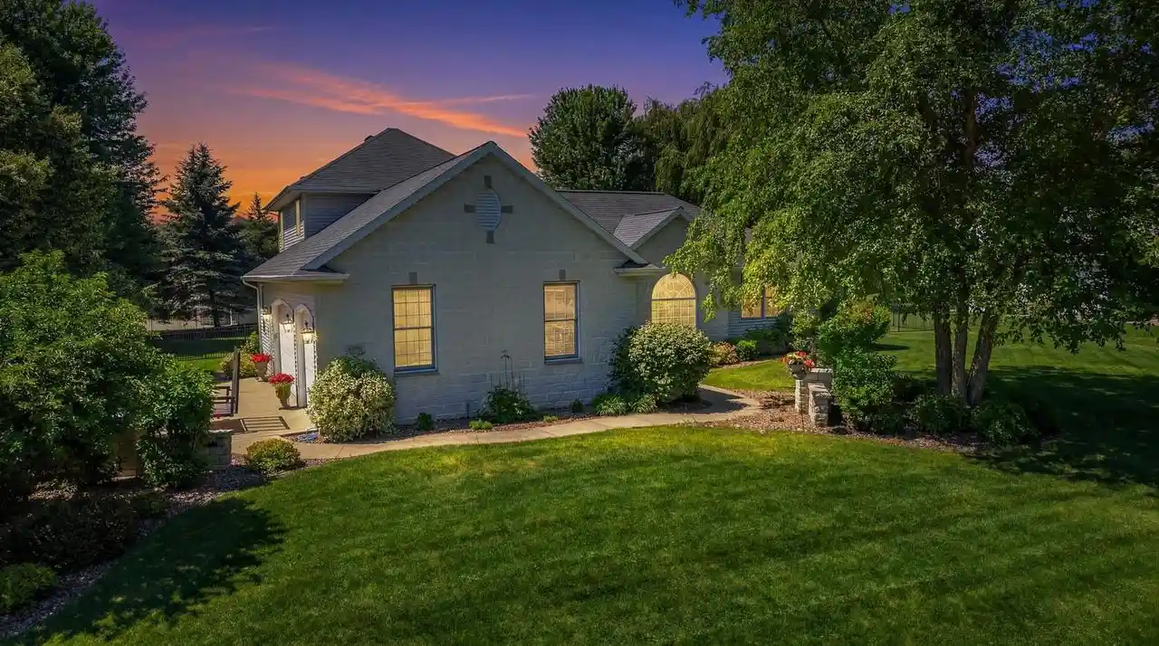 1st image of 2706 Beechnut Dr Dr, Oshkosh, WI 54904 | MLS# 50328190