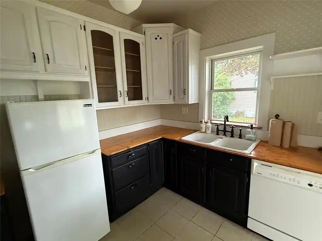 2nd image of 1524 Highland Avenue Avenue, Eau Claire, WI 54701 | MLS# 1602633