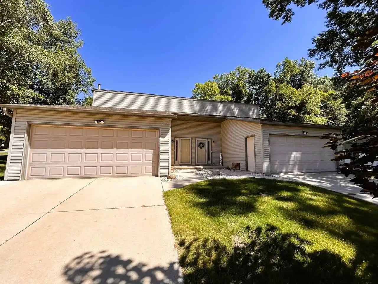 1st image of 2590 Cherrywood Lane Lane, Green Bay, WI 54304 | MLS# 50328217