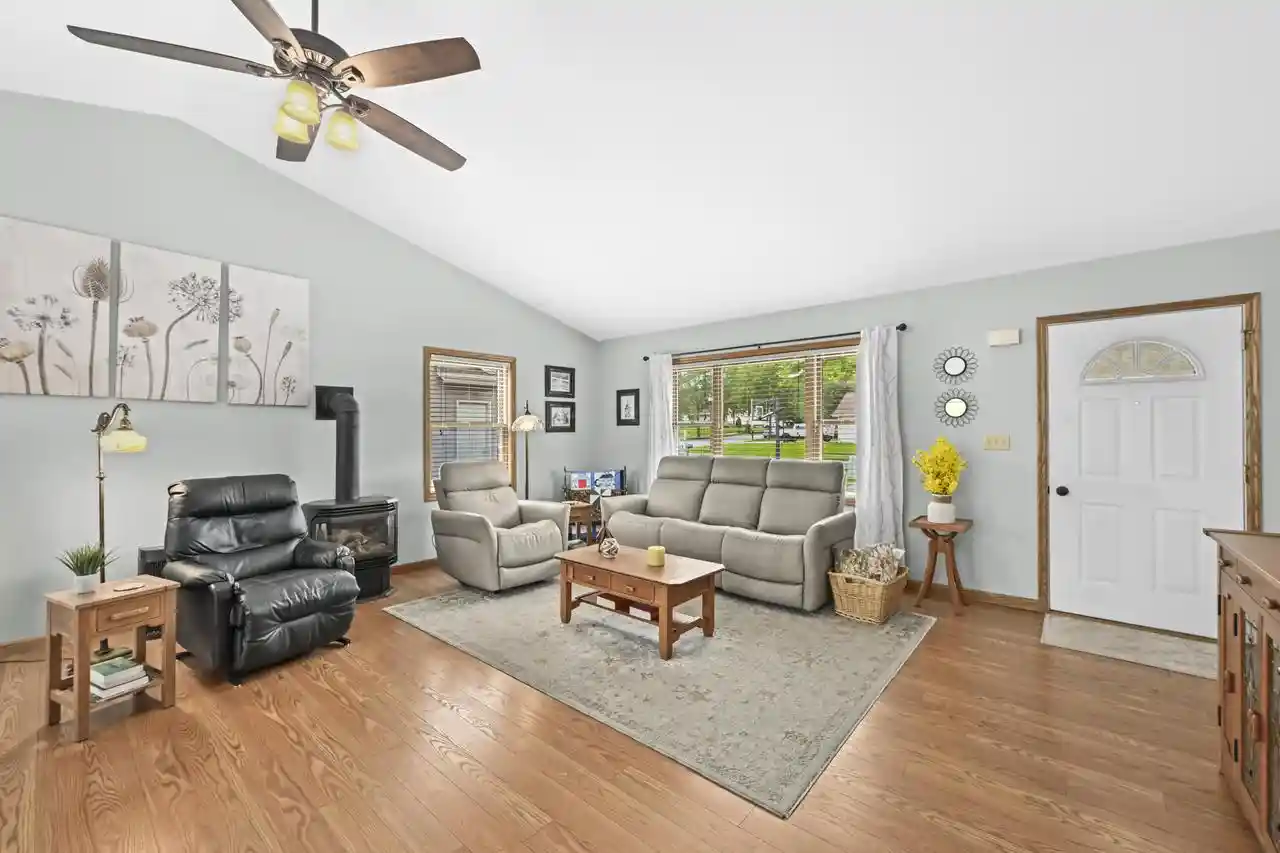 2nd image of 7950 S Cecily Dr Dr, Oak Creek, WI 53154 | MLS# 1969375