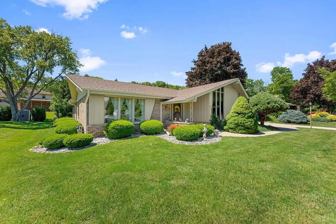 Homes for sale in Greenfield, WI | 4821 W Clayton Avenue Avenue, Greenfield, WI 53220 | MLS# 1969381