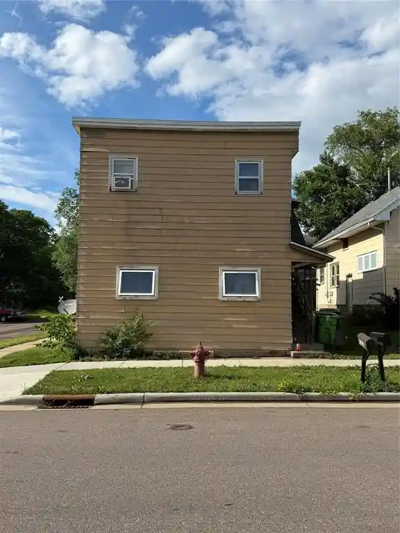 Homes for sale in Eau Claire, WI | 1202 Omaha Street Street #2, Eau Claire, WI 54703 | MLS# 1602641