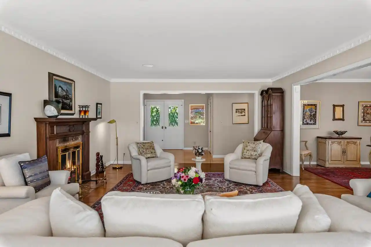 3rd image of 11272 N Lakeview Pl Pl, Mequon, WI 53092 | MLS# 1969547