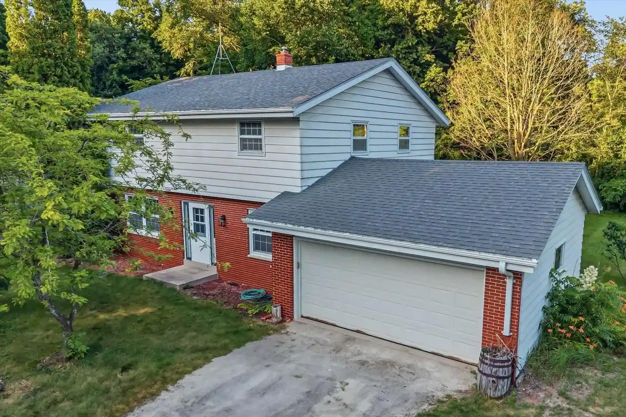 Homes for sale in Cedarburg, WI | 3552 Lusan Dr Dr, Cedarburg, WI 53012 | MLS# 1969572