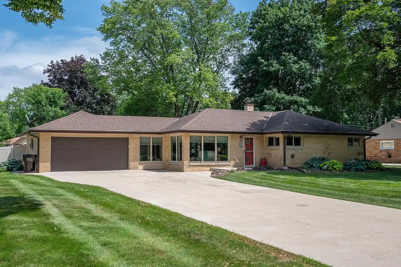 Homes for sale in New Berlin, WI | 1618 S Wildwood Dr Dr, New Berlin, WI 53151 | MLS# 1969644