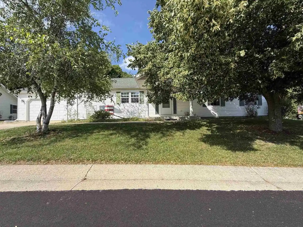 Homes for sale in Germantown, WI | N115w20994 Brookside Dr Dr, Germantown, WI 53022 | MLS# 2027045